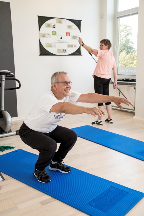 Experience hip or knee pain or stiffness 